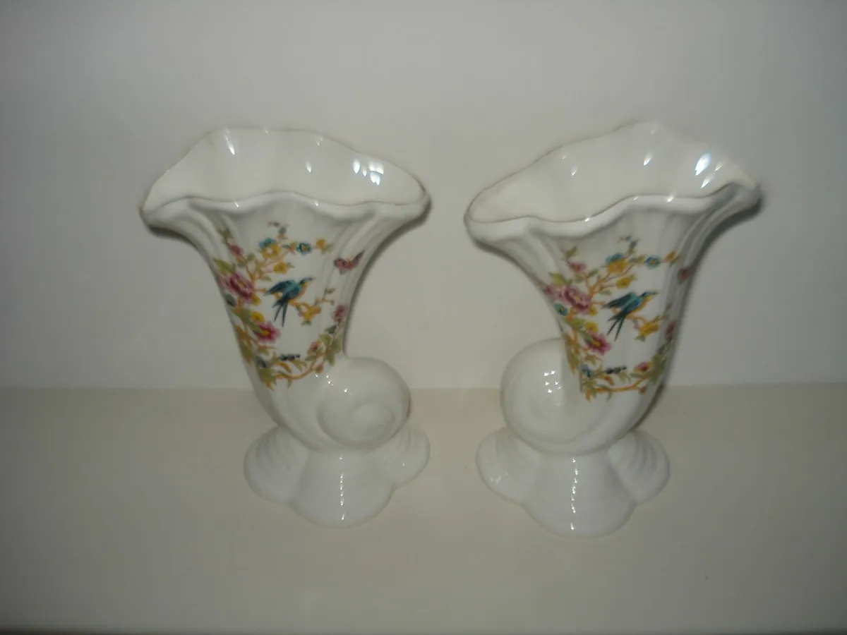 4 BALLYPOREEN CORNUCOPIA VASES. - Image 2