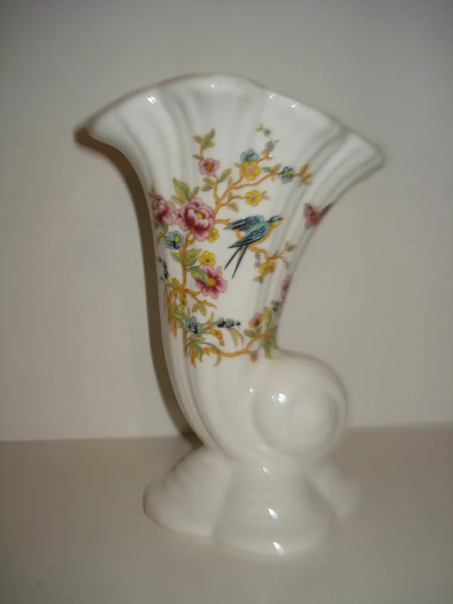 4 BALLYPOREEN CORNUCOPIA VASES. - Image 4