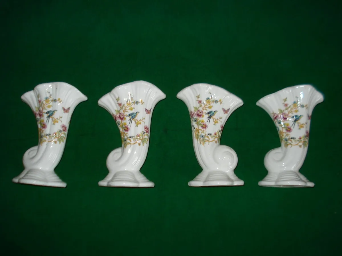 4 BALLYPOREEN CORNUCOPIA VASES. - Image 1