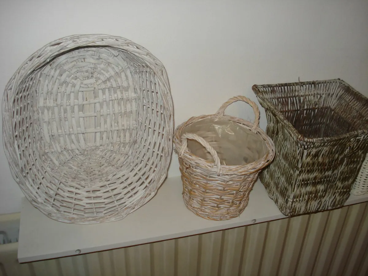 8 WICKER BASKETS  OF VARIOUS SHAPES & SIZES. - Image 3
