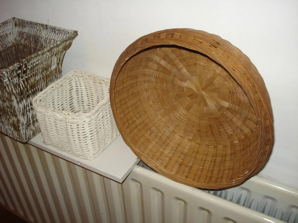 8 WICKER BASKETS  OF VARIOUS SHAPES & SIZES. - Image 4