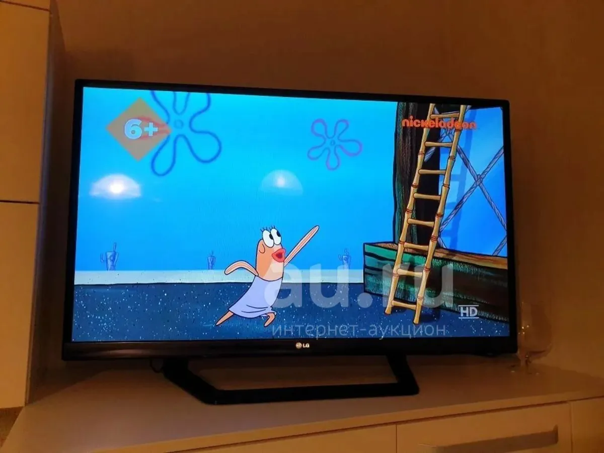 lg 42 inch HD/LED smart tv,excellent condt - Image 1
