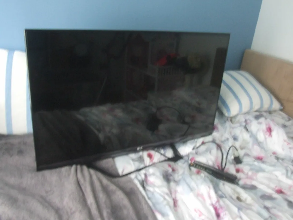 lg 42 inch HD/LED smart tv,excellent condt - Image 2