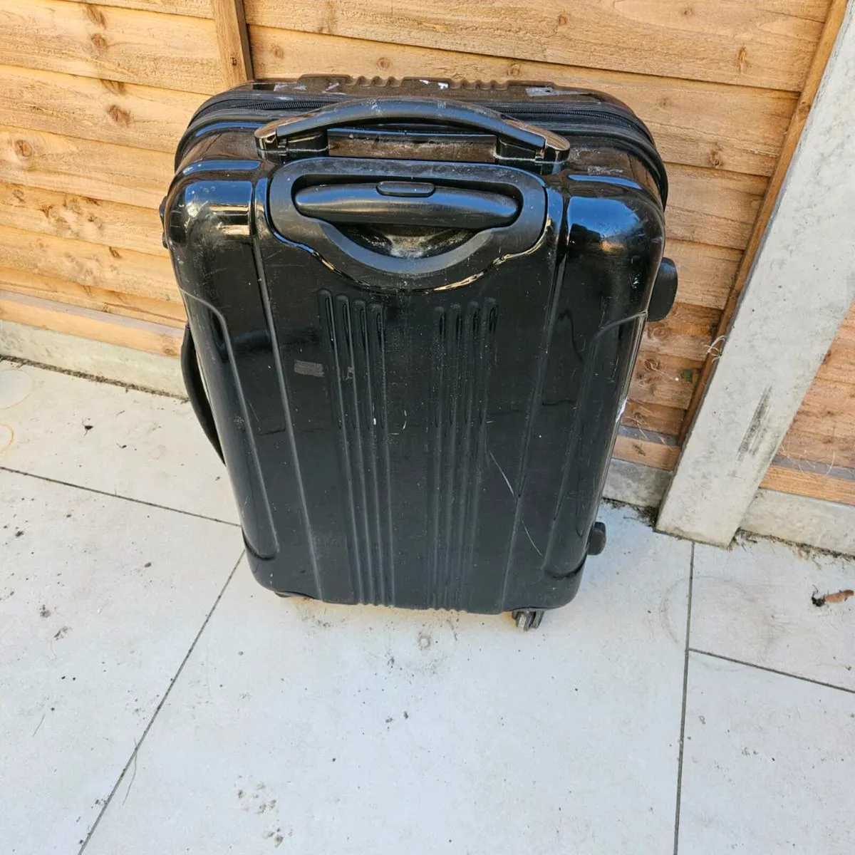 Suitcase - medium sized hard shell case - Image 1