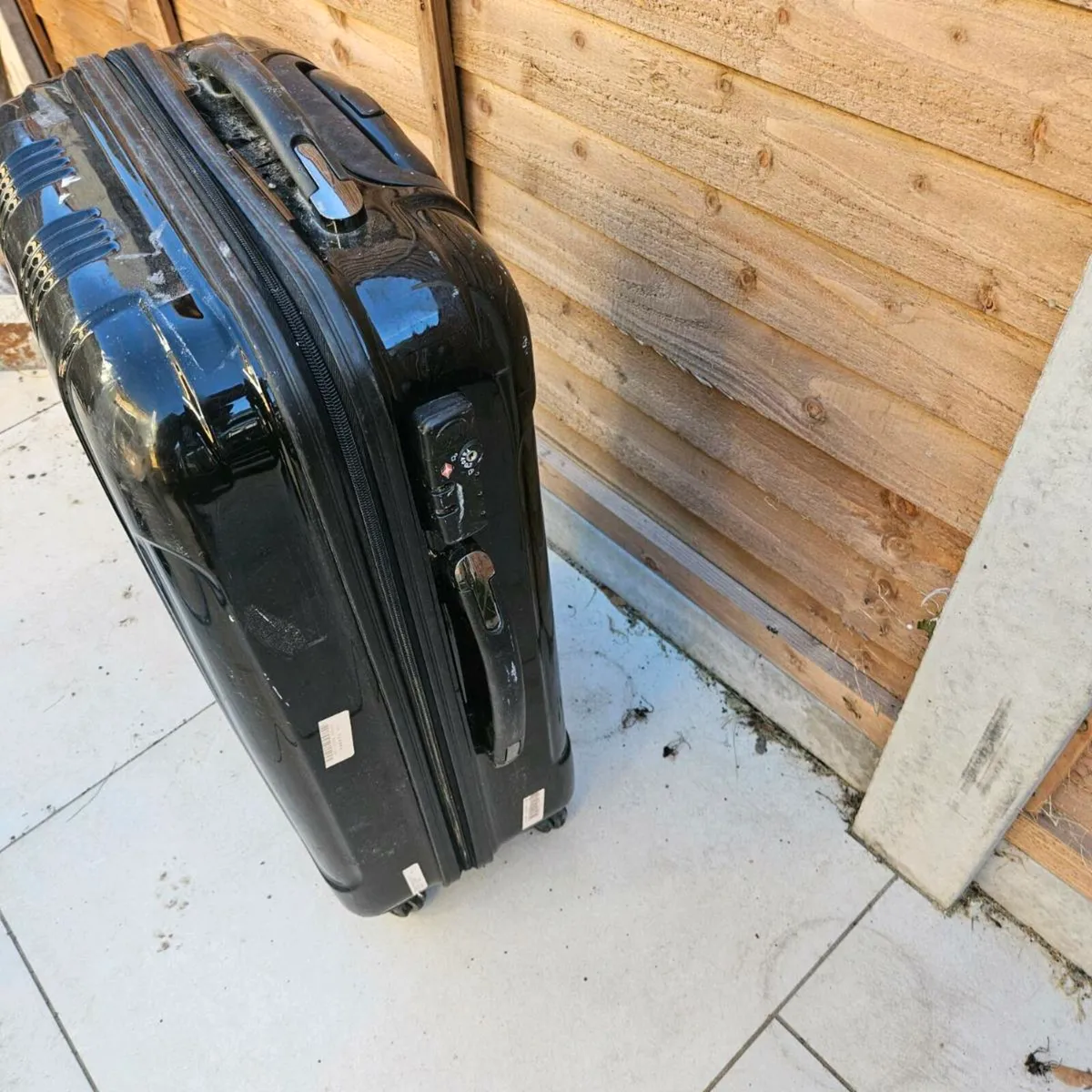 Suitcase - medium sized hard shell case - Image 2