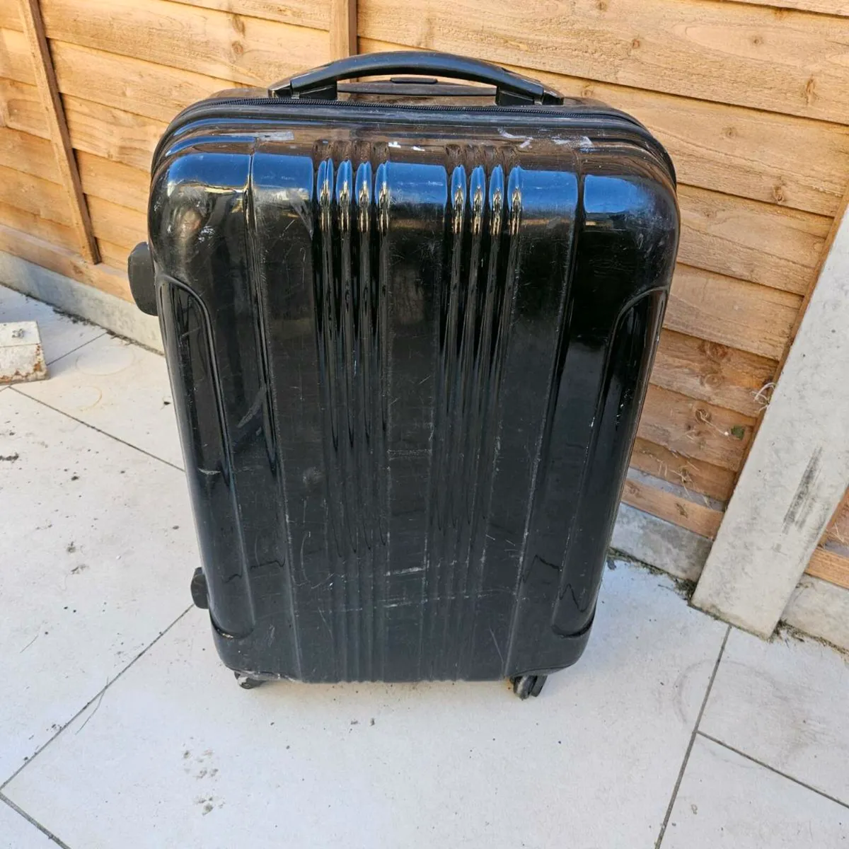 Suitcase - medium sized hard shell case - Image 3
