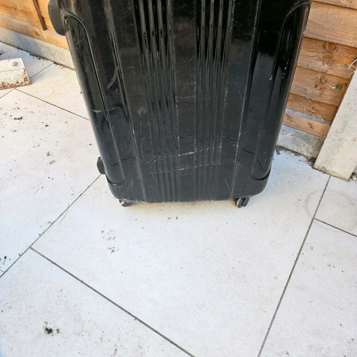 Suitcase - medium sized hard shell case - Image 4