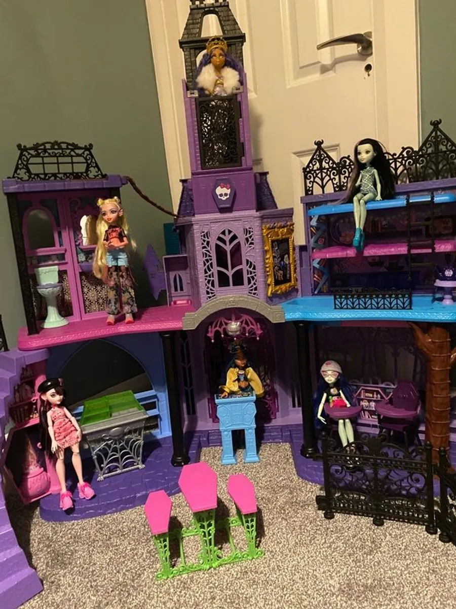 Monster High School - Image 1