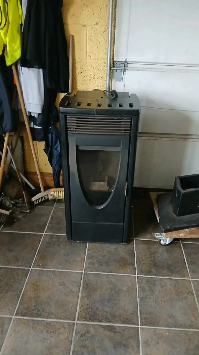 Woodpellet stove - Image 1