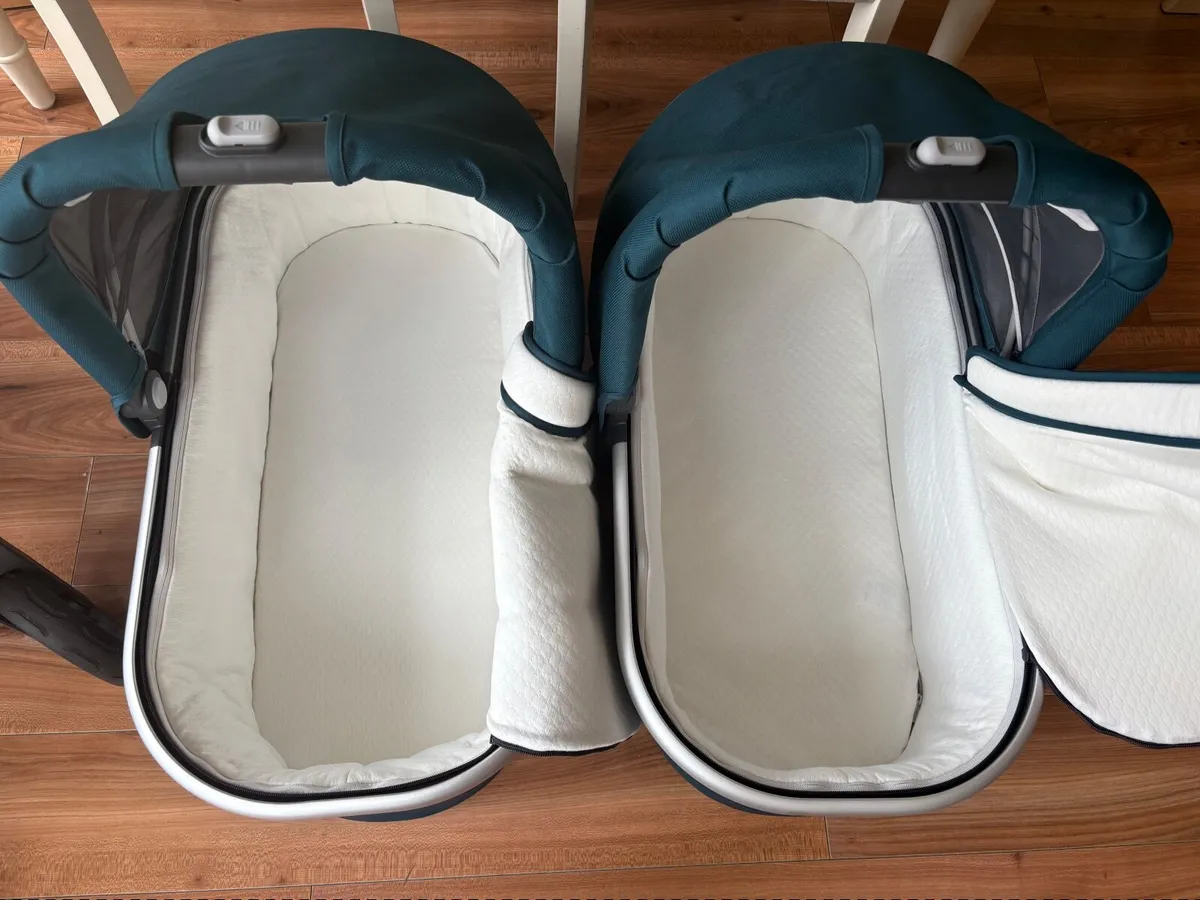 Uppababy Vista V2 and Maxi Cosi Double Travel Set - Image 3