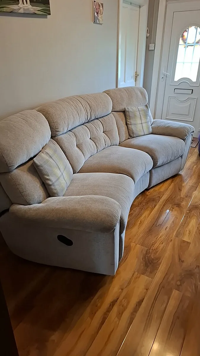 4 seater recliner curved sofa - Image 1