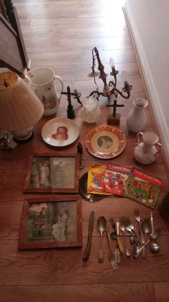 Selection of vintage pieces - Image 1