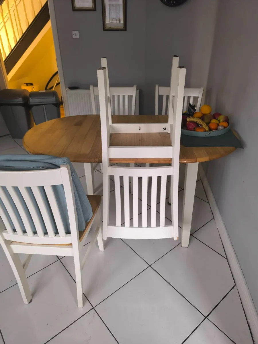 Table and chairs - Image 1