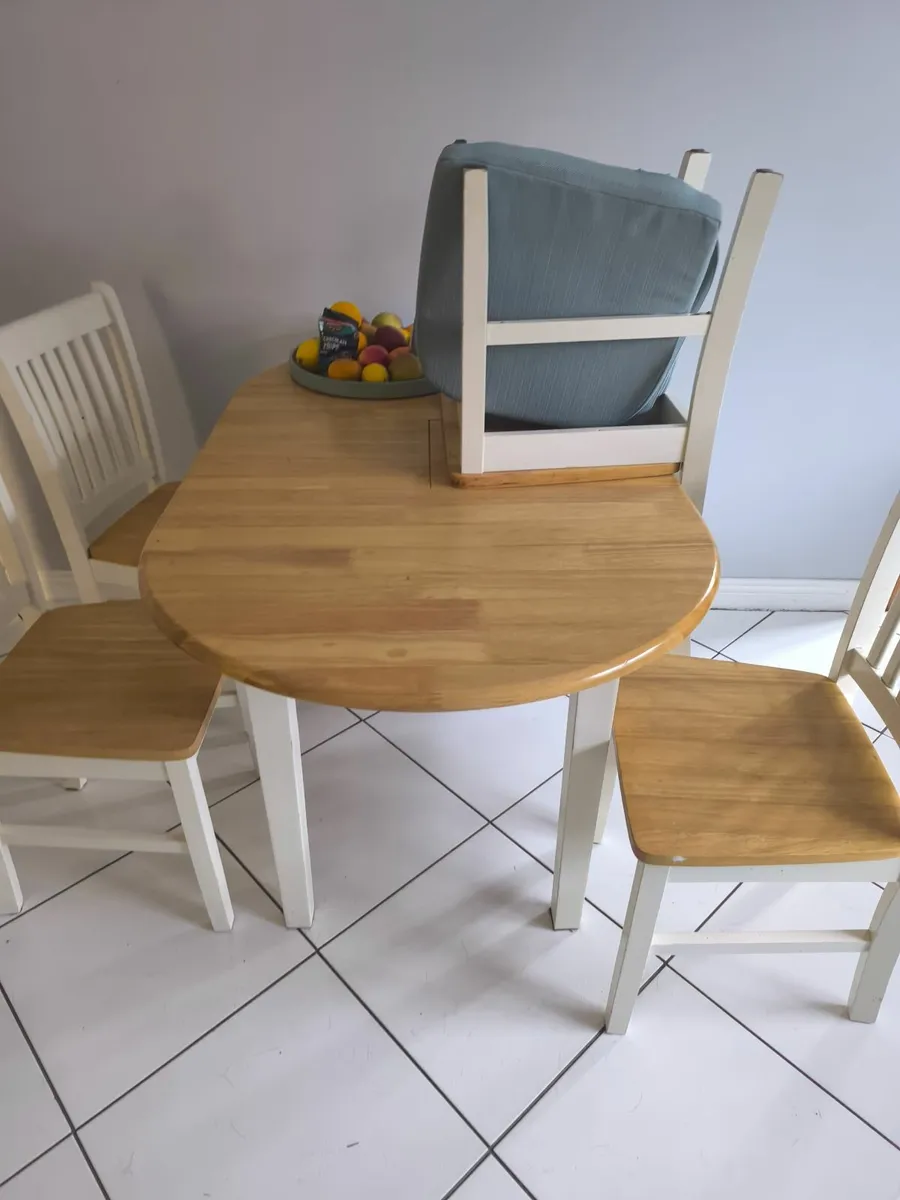 Table and chairs - Image 2