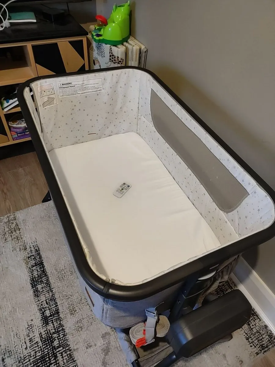 Baby Elegance Co-Glide Electric Bedside Crib - Image 3