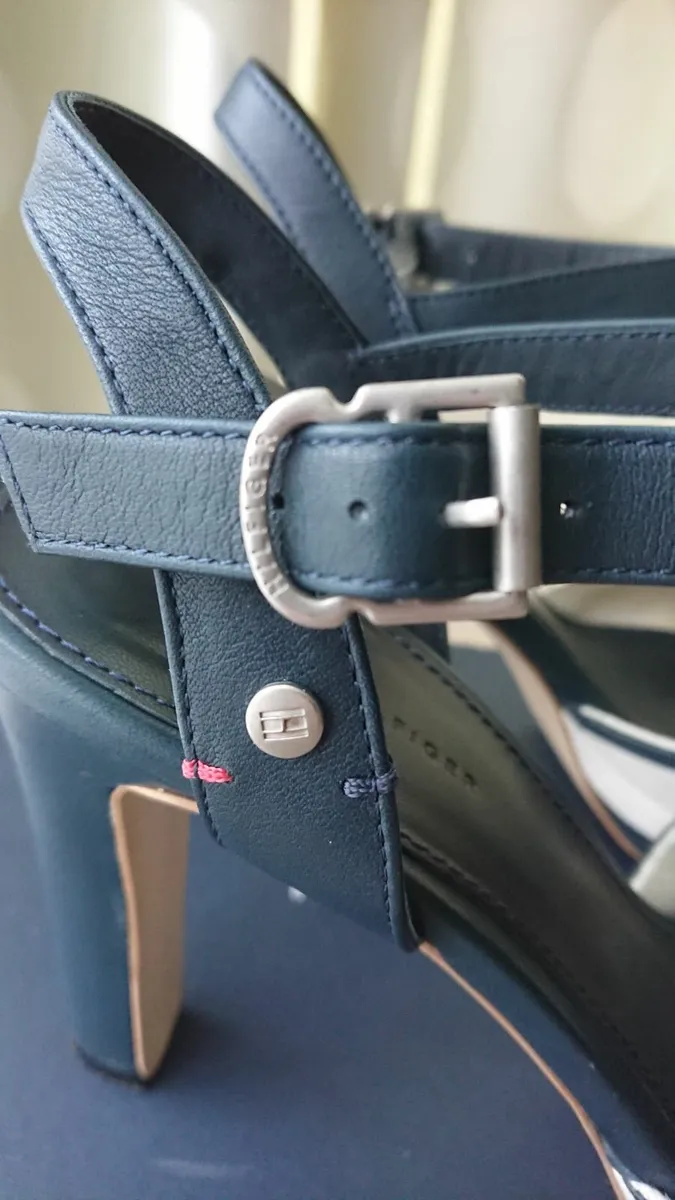 Genuine Tommy Hilfiger Sandal Heels UK7 - Image 2