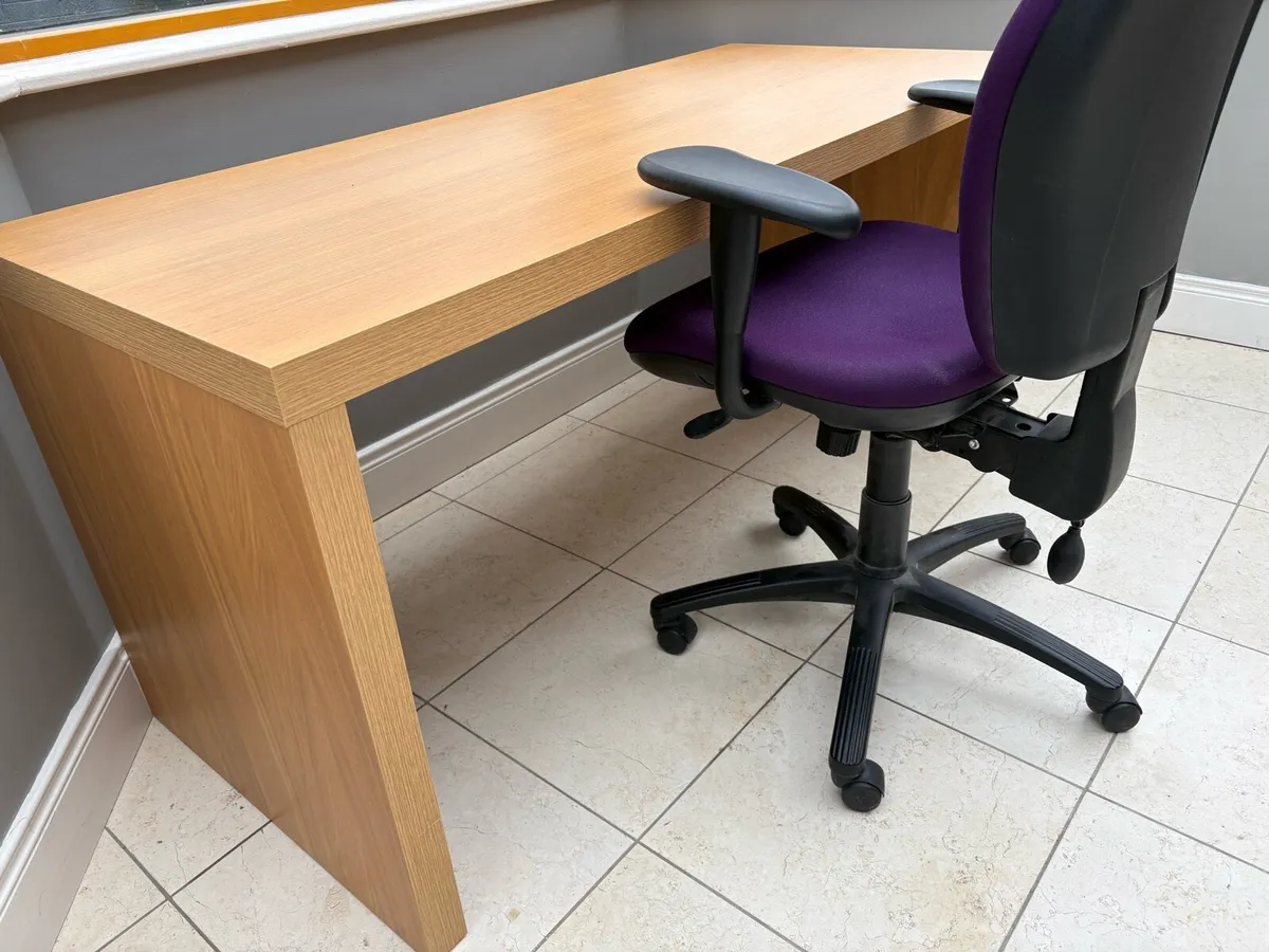 Desk and office chair - Image 1