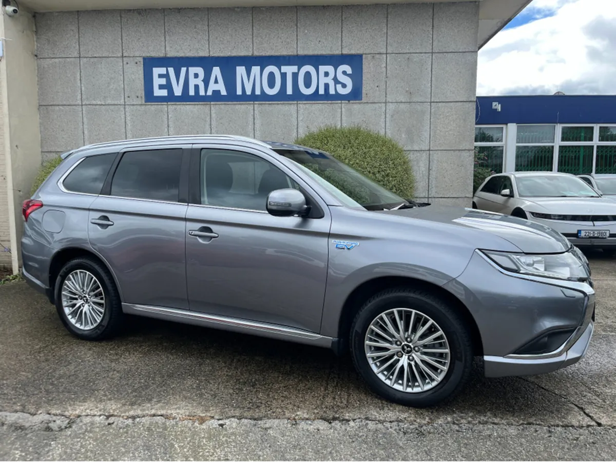 Mitsubishi Outlander DESIGN PHEV 2.4 PETROL //HEAT - Image 3