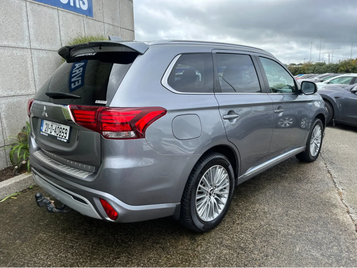 Mitsubishi Outlander DESIGN PHEV 2.4 PETROL //HEAT - Image 4