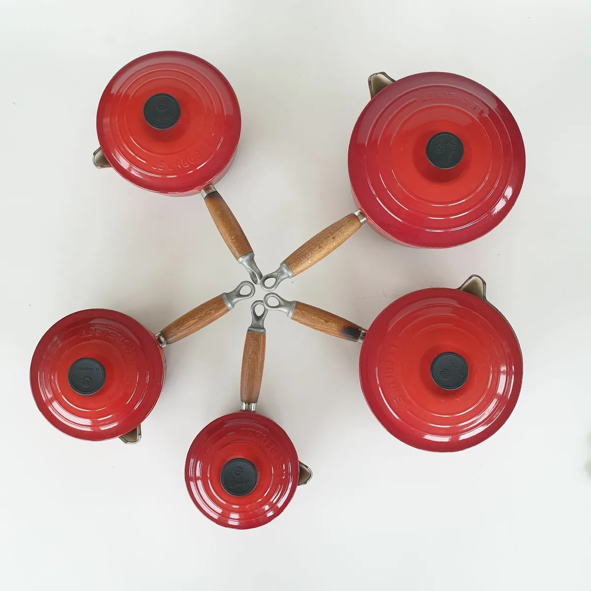 Le Creuset cast iron saucepan set with stand - Image 2