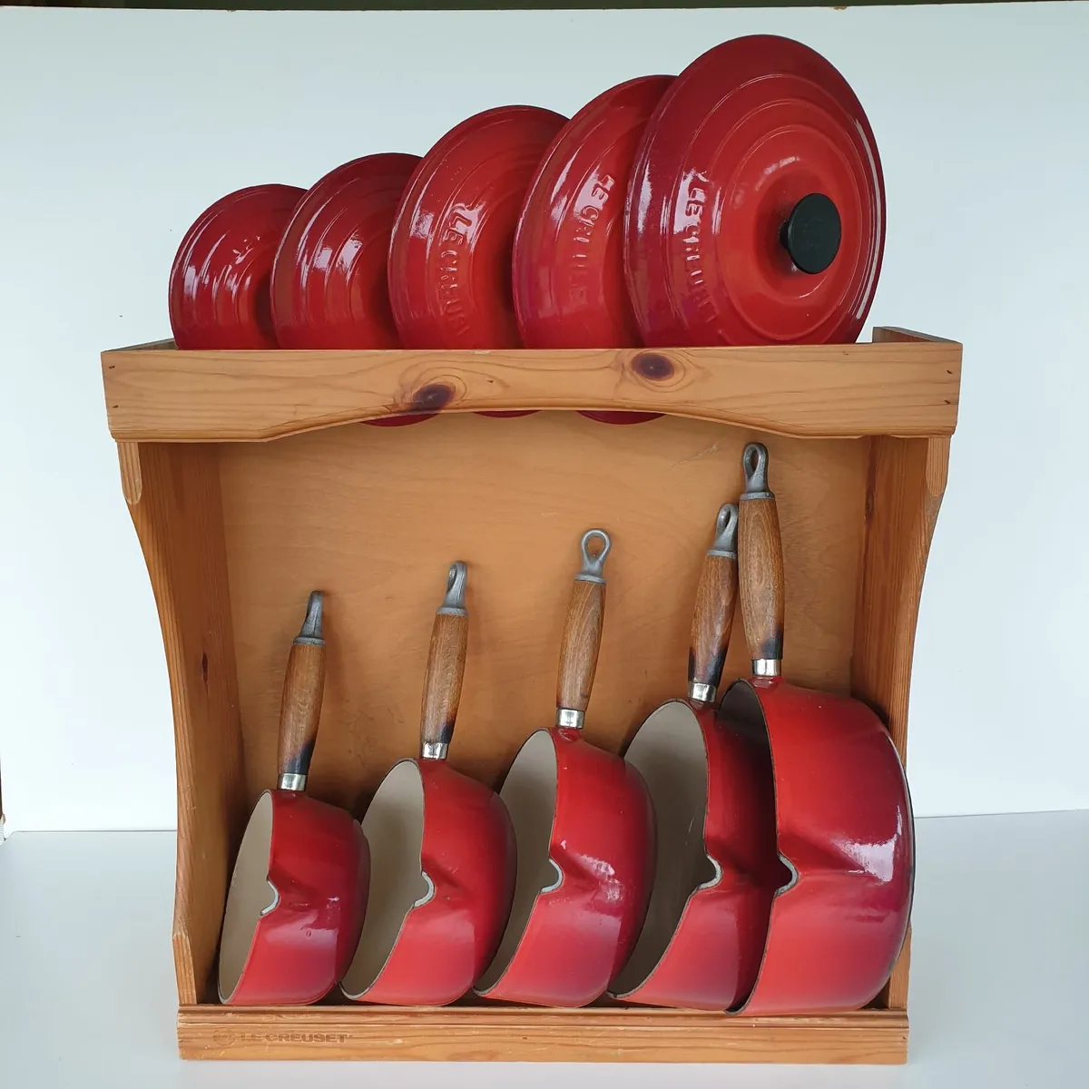 Le Creuset cast iron saucepan set with stand - Image 1
