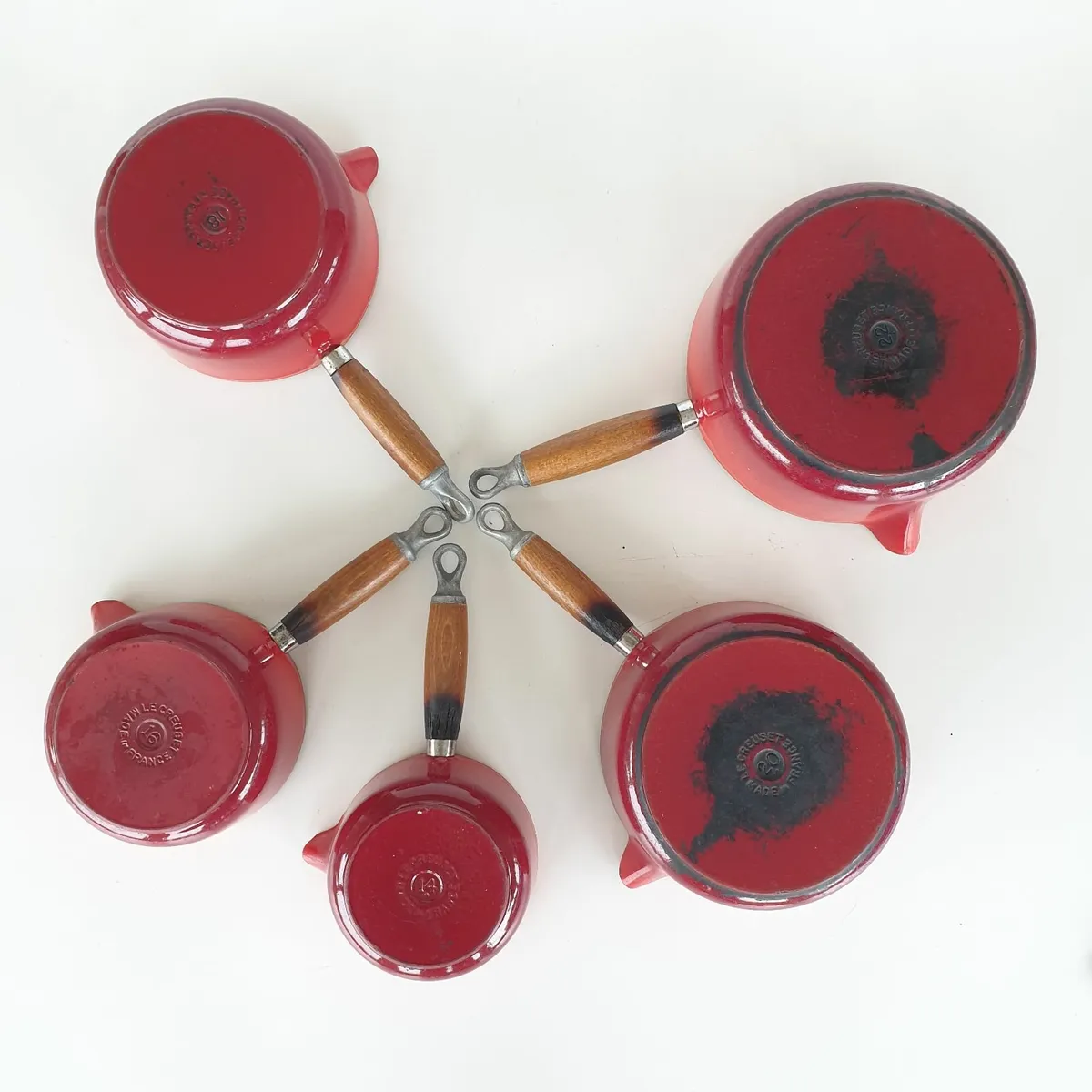 Le Creuset cast iron saucepan set with stand - Image 3