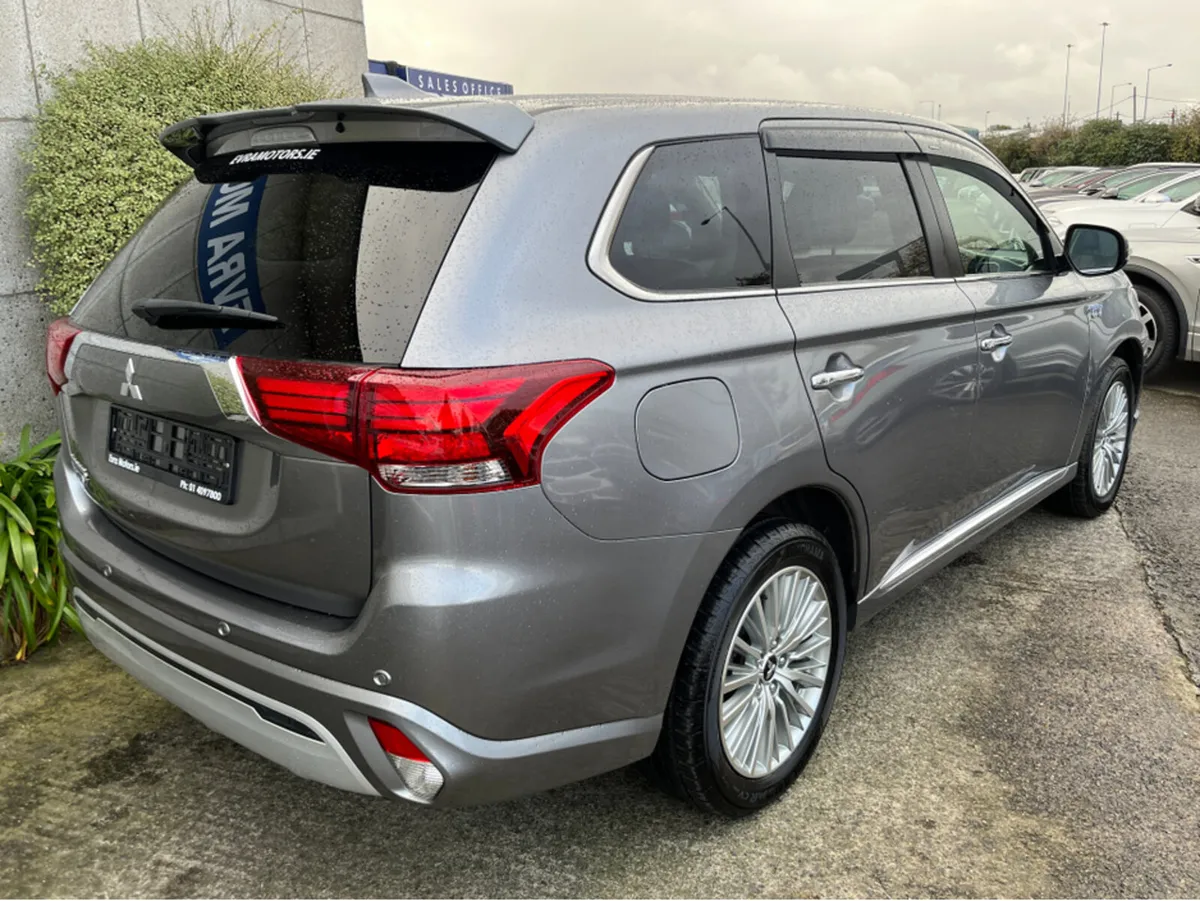 Mitsubishi Outlander 4WD G AUTOMATIC PLUG IN HYBRI - Image 4