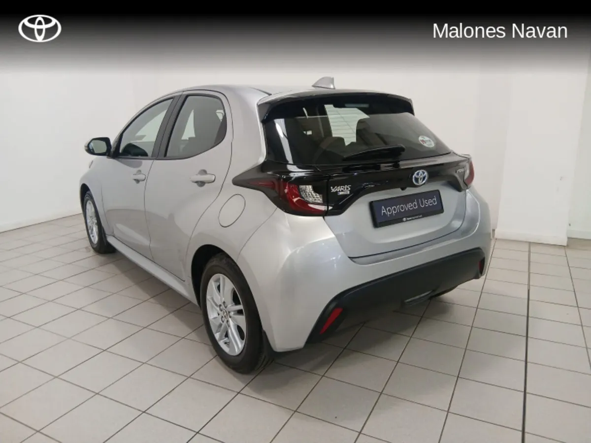 Toyota Yaris YARIS 1.5 HYBRID LUNA - Image 2