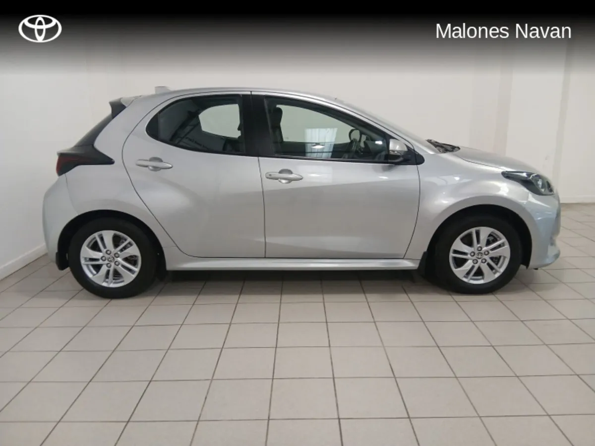 Toyota Yaris YARIS 1.5 HYBRID LUNA - Image 3