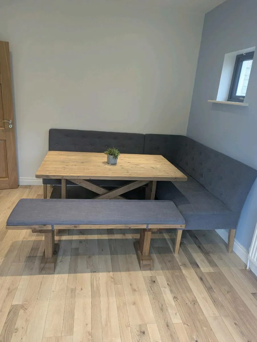 Kitchen table and Chairs - Image 1