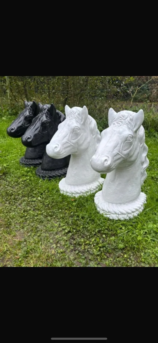Horse heads - Image 1
