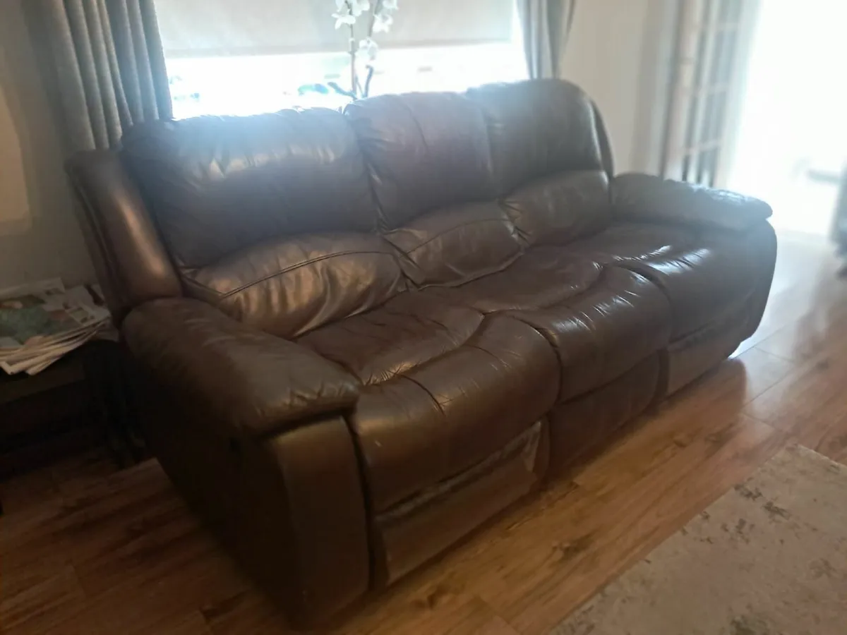 Leather recliner couch and 2 armchairs - Image 1