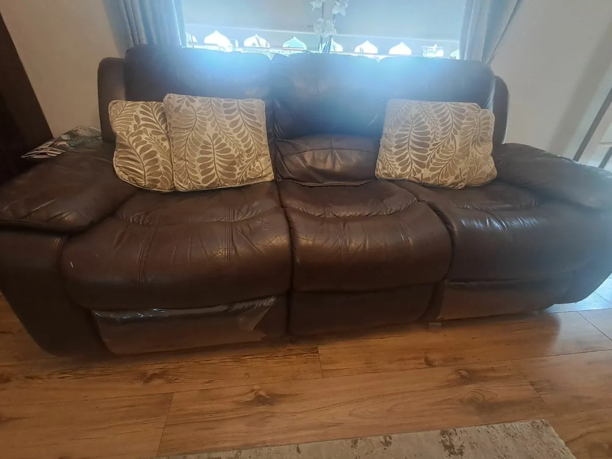 Leather recliner couch and 2 armchairs - Image 2