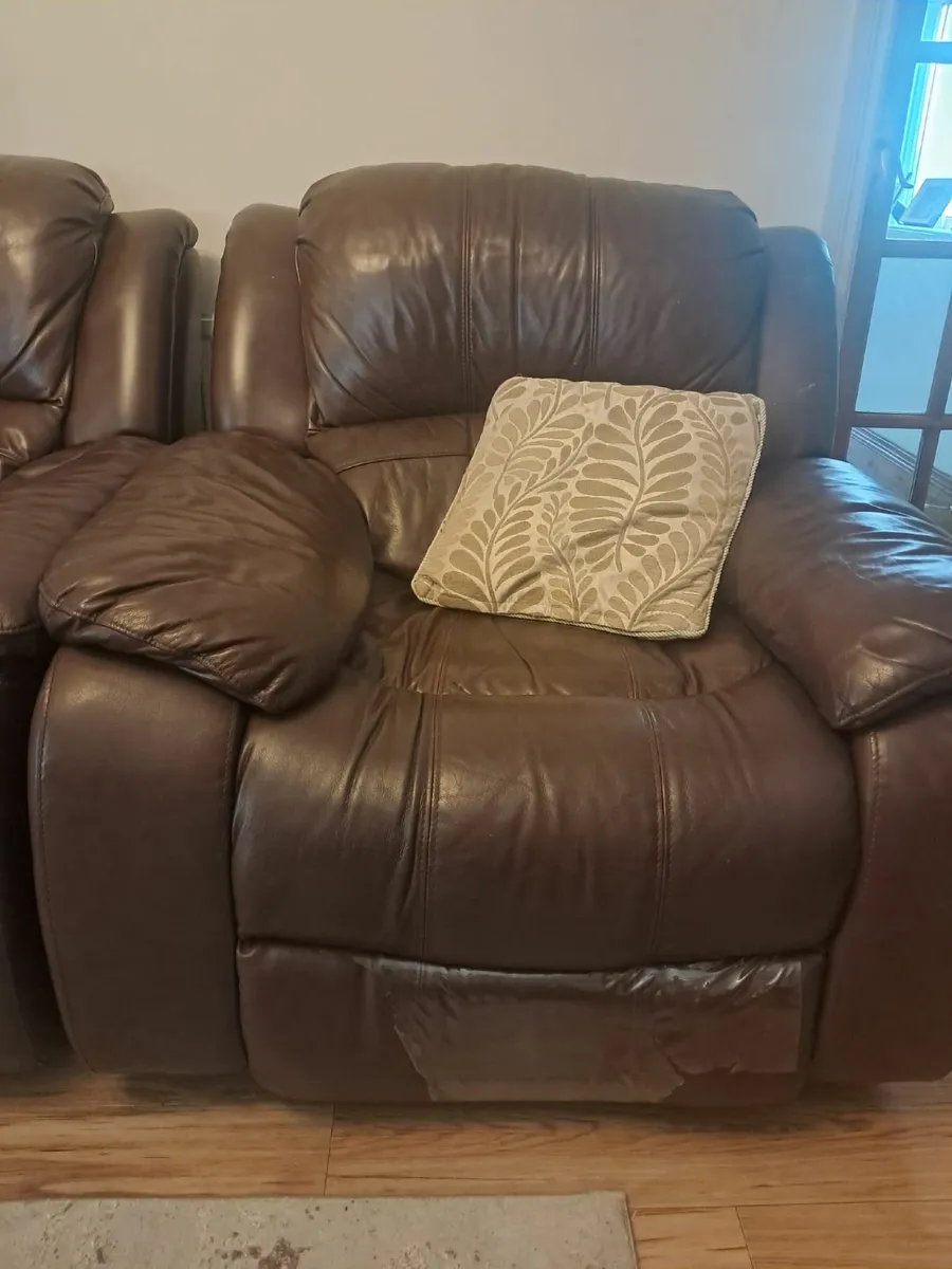 Leather recliner couch and 2 armchairs - Image 3