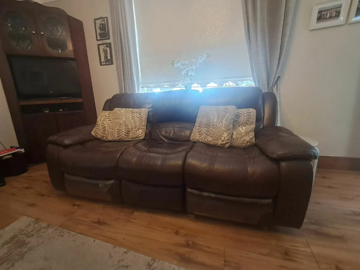 Leather recliner couch and 2 armchairs - Image 4