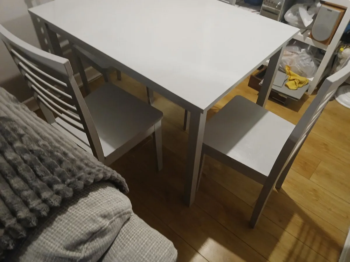 Table and chairs - Image 1