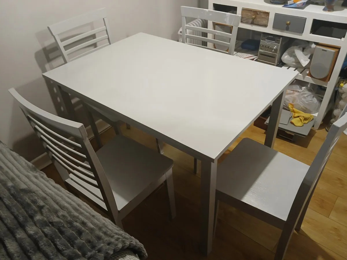 Table and chairs - Image 2