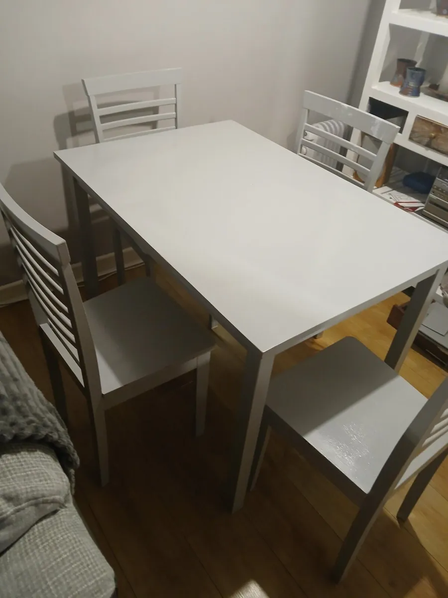Table and chairs - Image 3