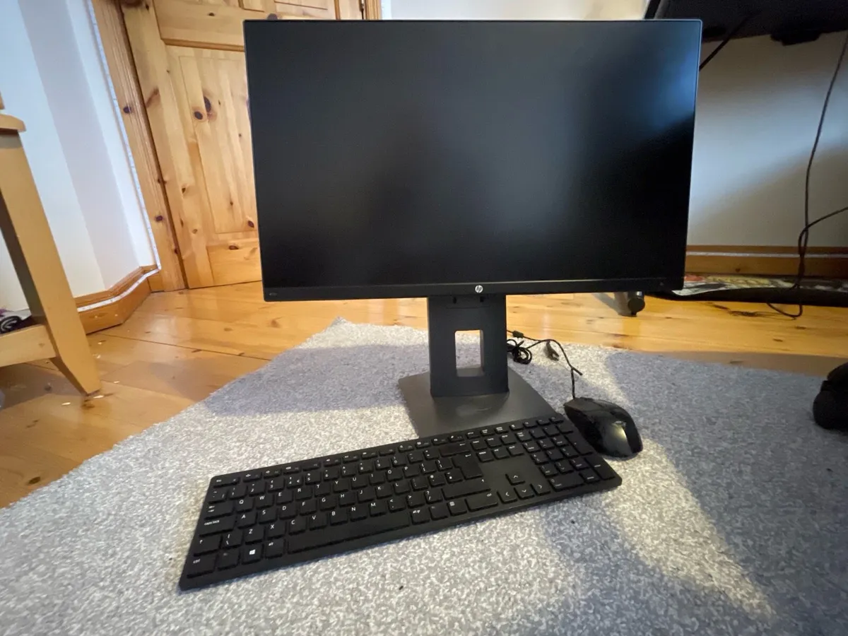 Monitor, mouse and keyboard(HDMI NOT INCLUDED - Image 1