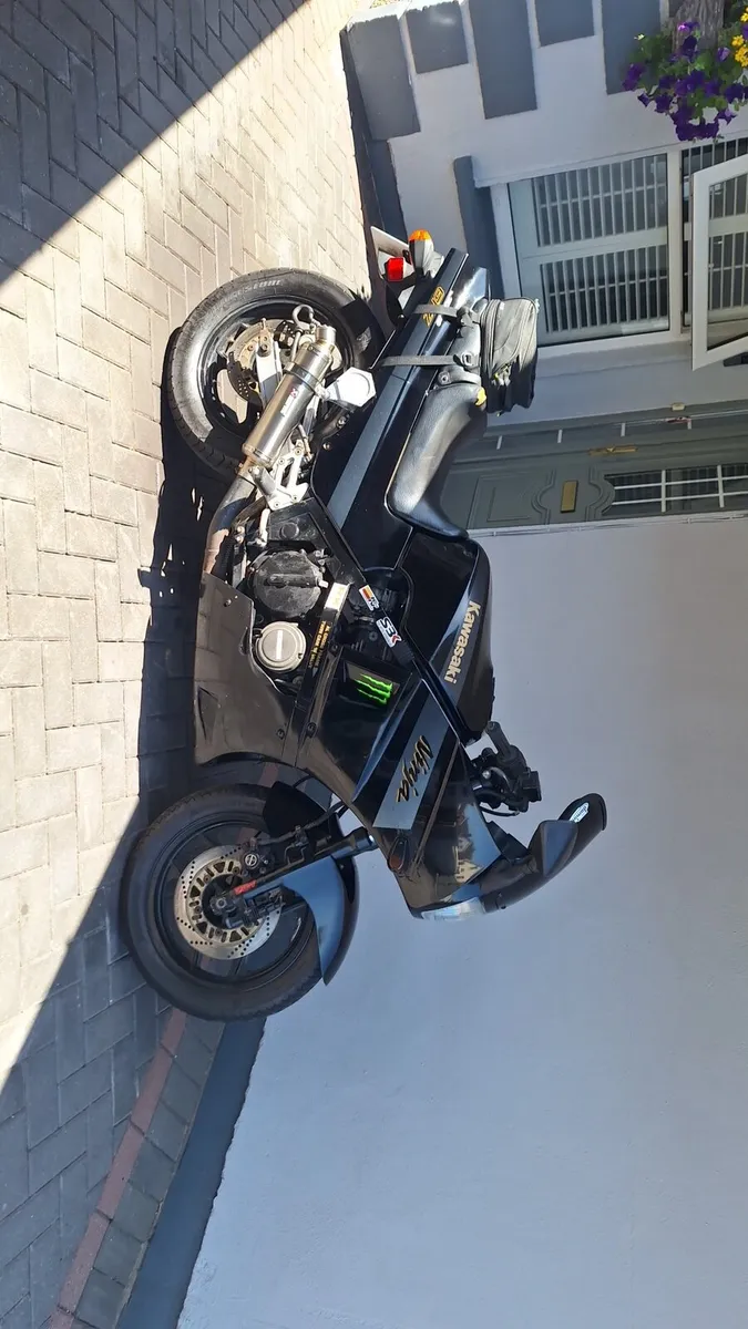 Kawasaki GPz 400R - Image 1