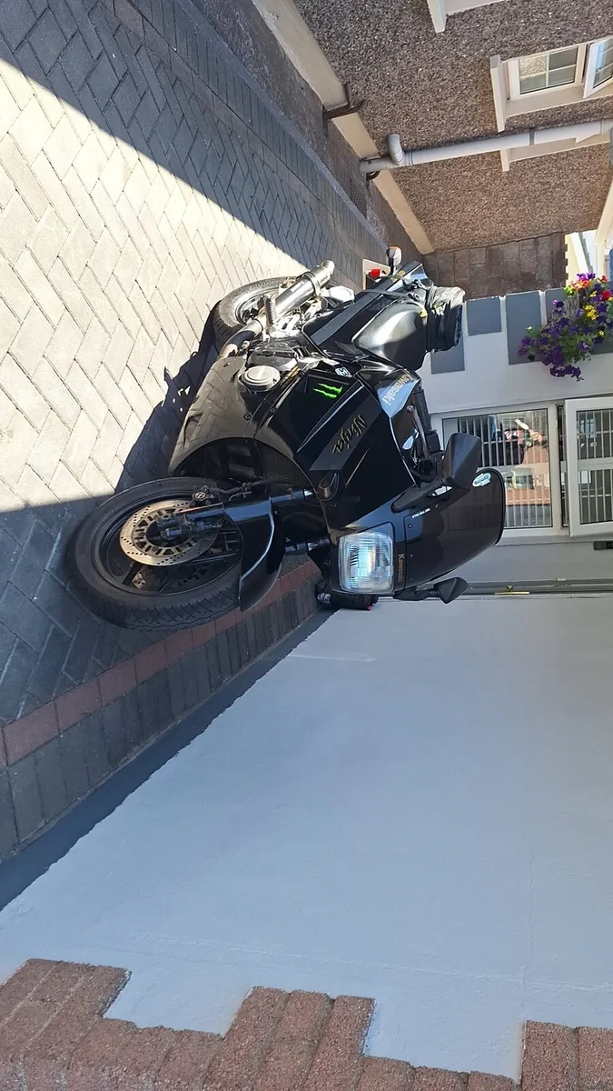 Kawasaki GPz 400R - Image 2