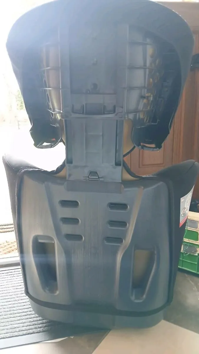 Cuggl Car Seat (4-12 years) - Image 3
