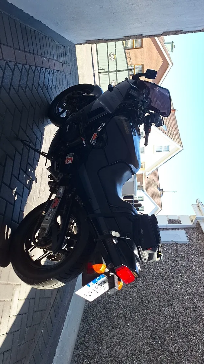 Kawasaki GPz 400R - Image 3