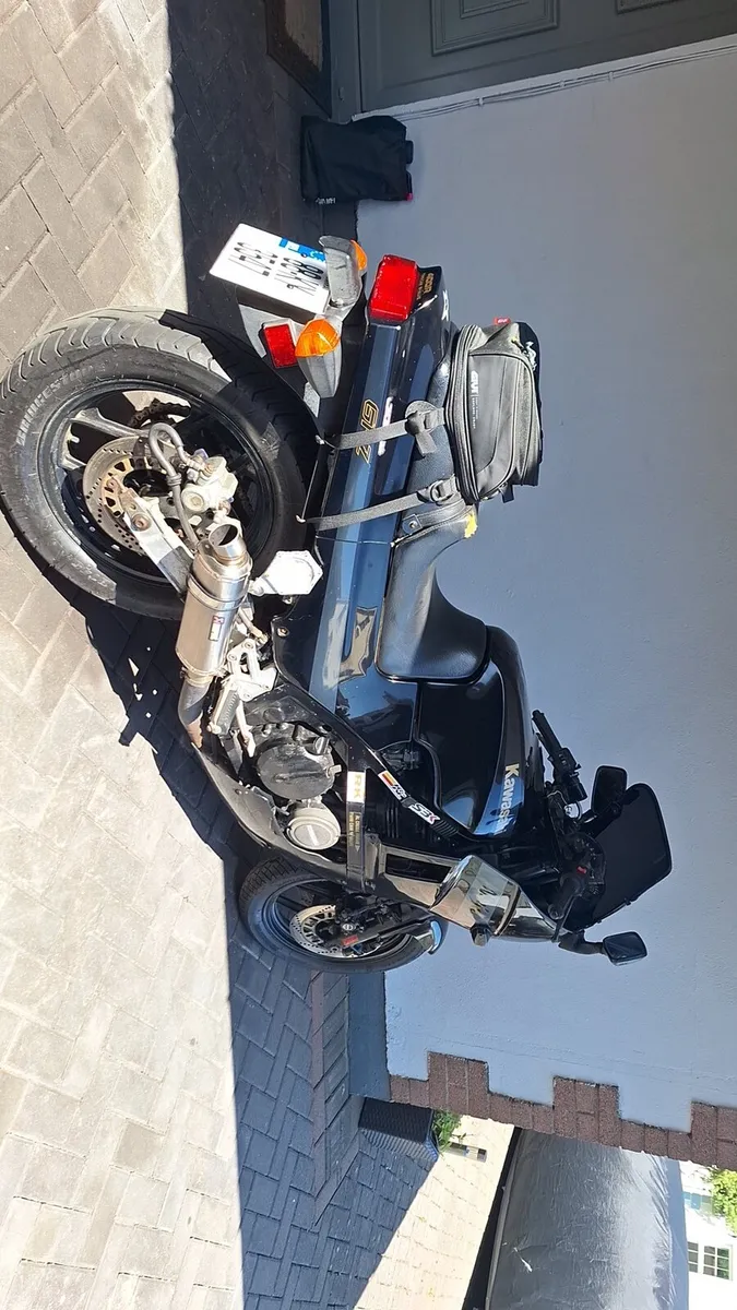 Kawasaki GPz 400R - Image 4