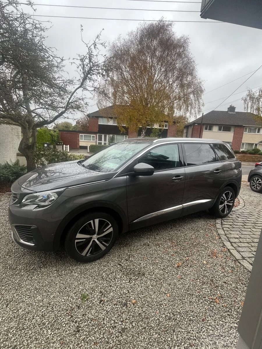 Peugeot 5008 Allure 1.2 - Image 1