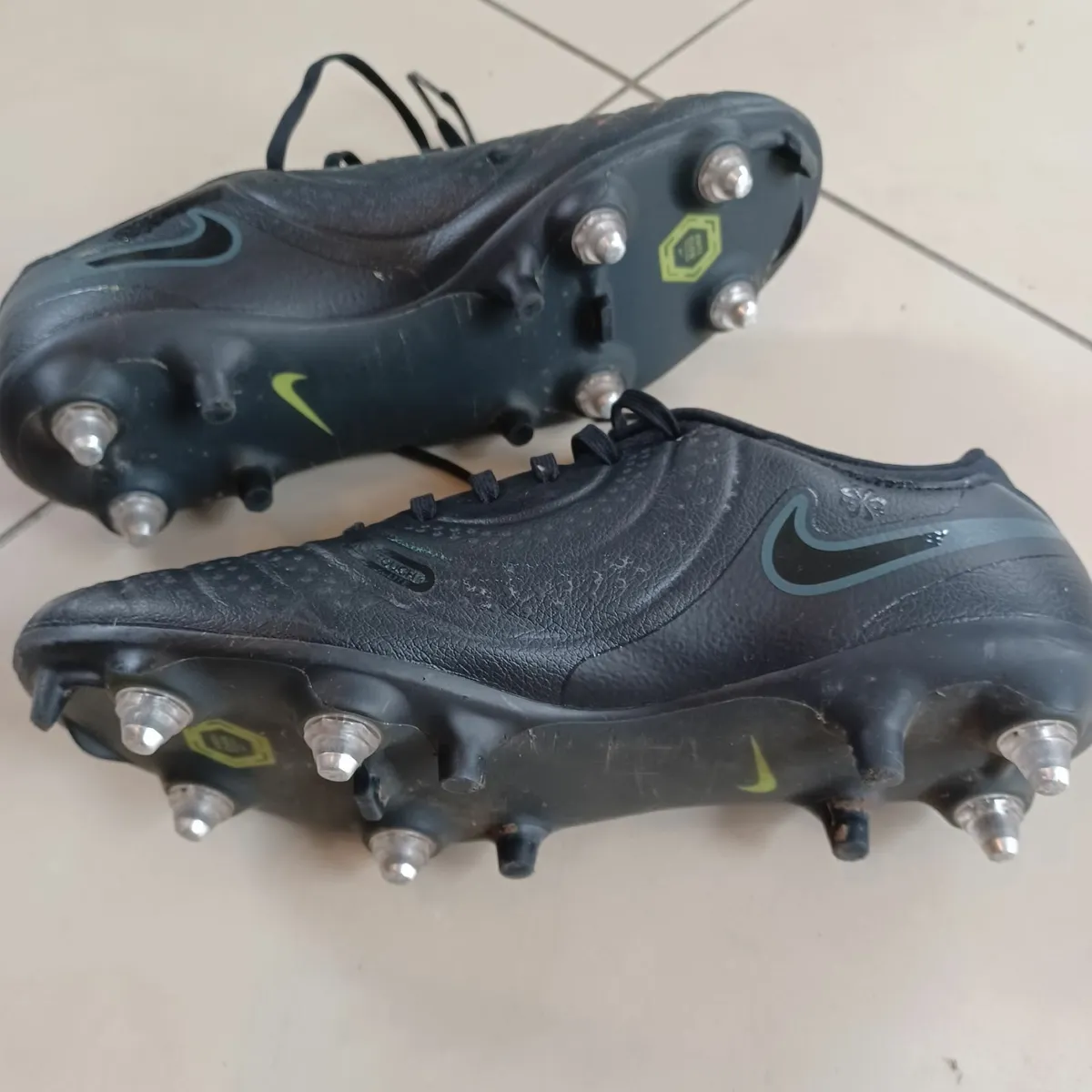 Nike leather metal studs boots uk 6 - Image 1
