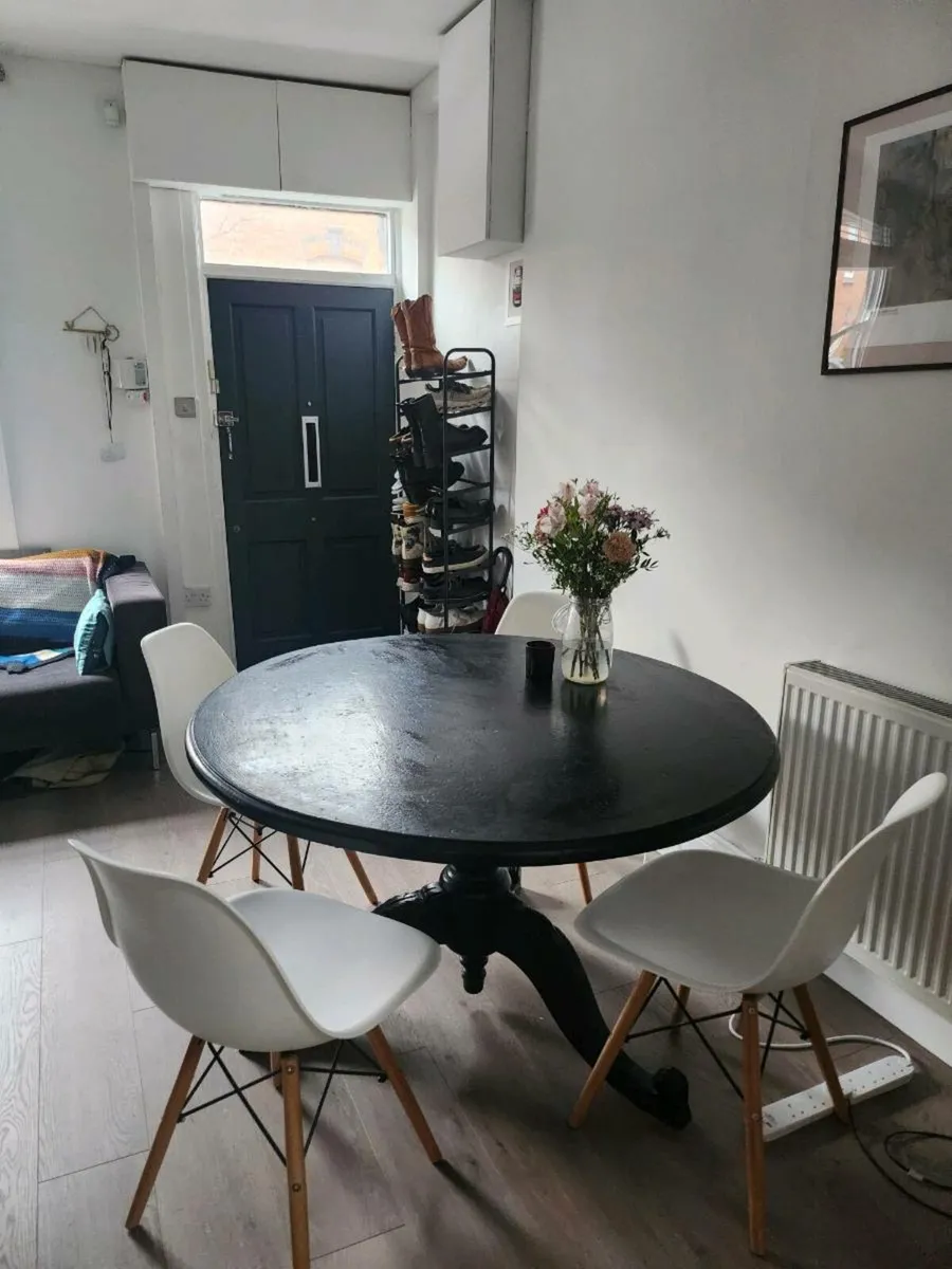 Dining table - Image 1