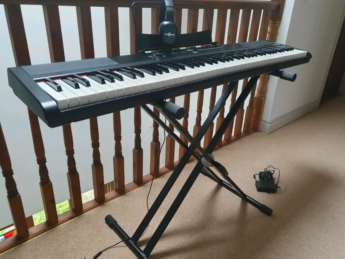 Gear4music piano keyboard, stand, pedal, headphone - Image 2