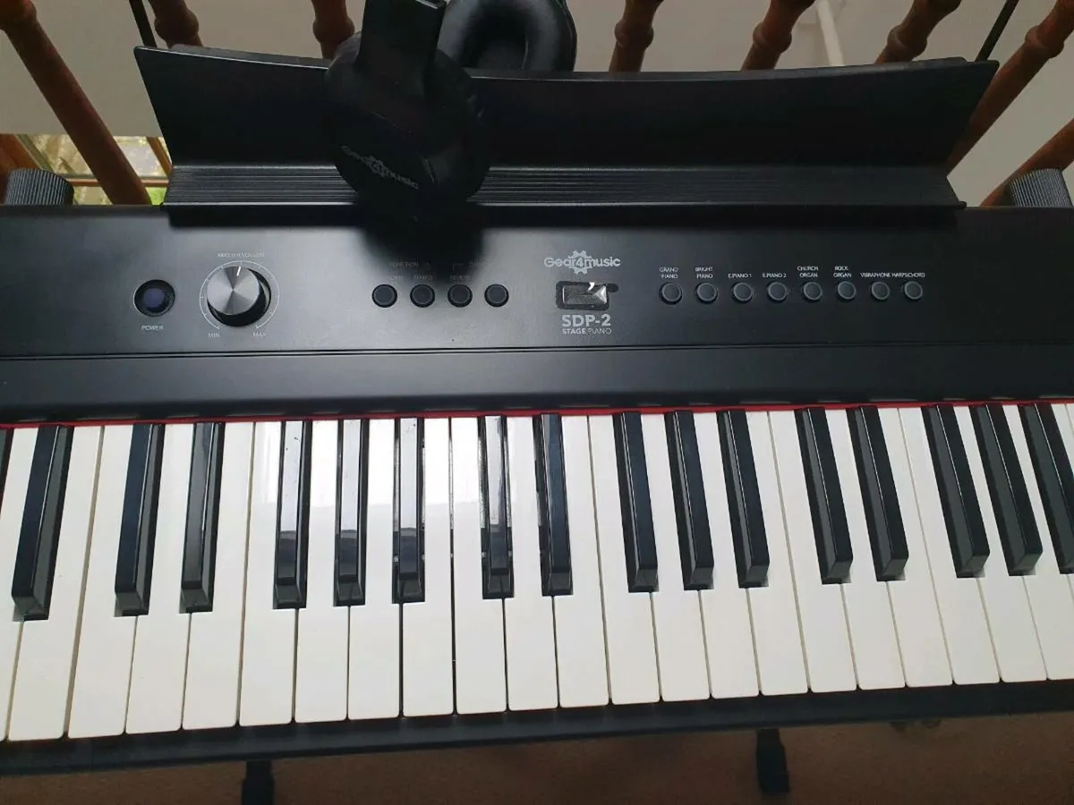 Gear4music piano keyboard, stand, pedal, headphone - Image 3