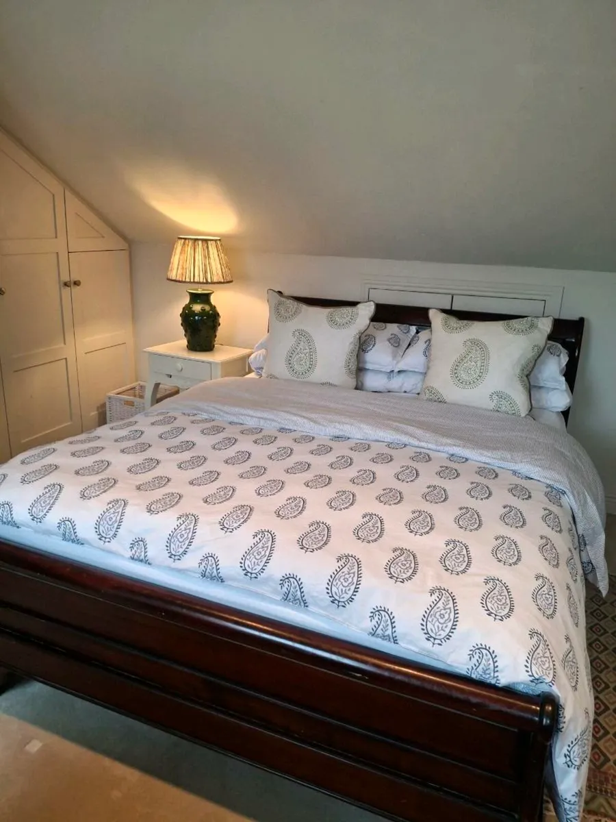 King size mahogany wood sleigh bed - Image 1